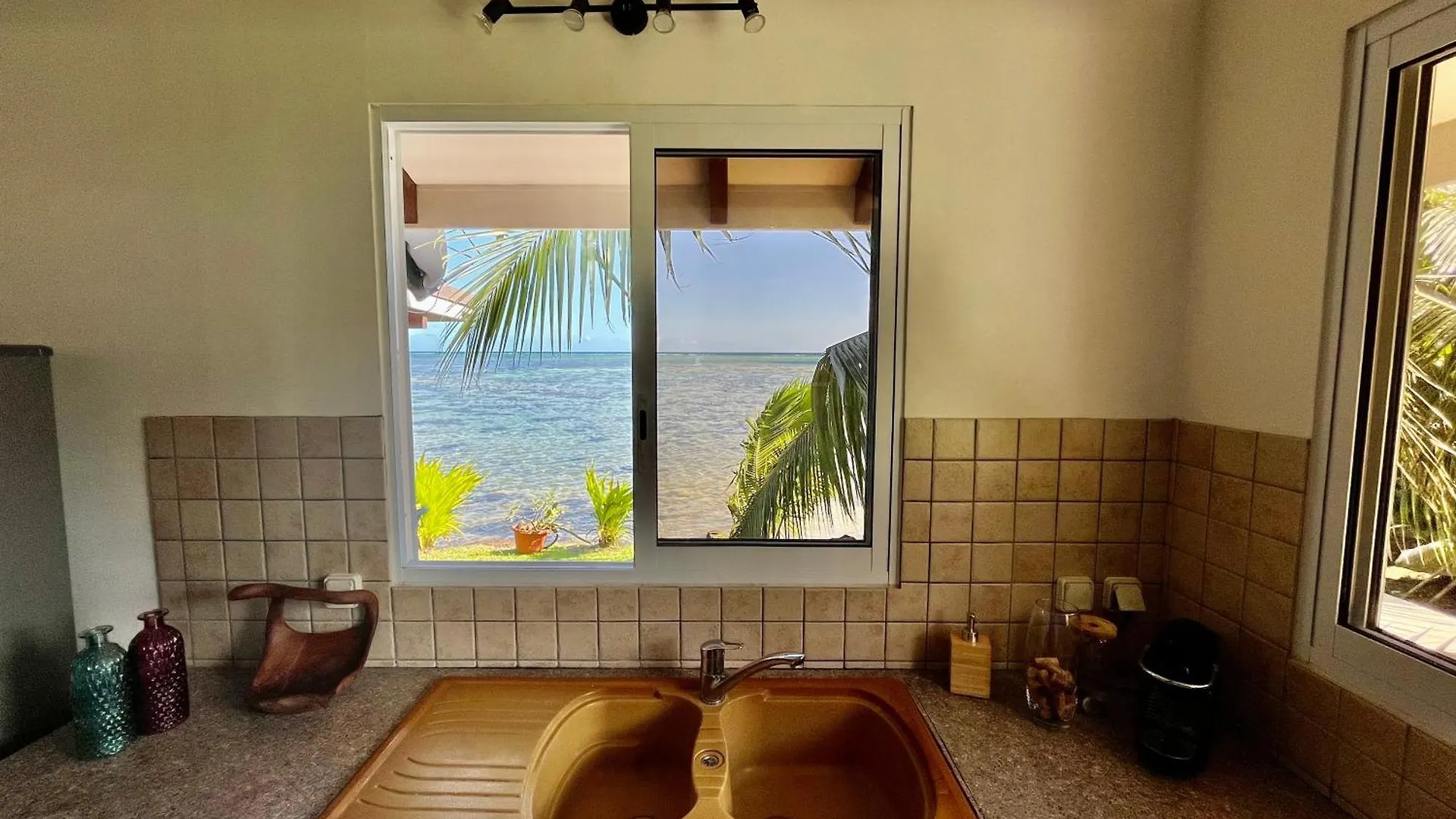 Holiday home O'Coco Bungalow- Breathtaking Waterfront Views, Endless Memories Paea French Polynesia
